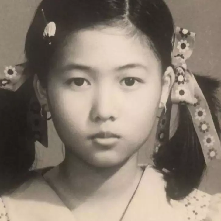 Bocah kuncir dua ini ternyata ibu penyanyi top, 11 transformasinya tak kalah cantik dari anaknya