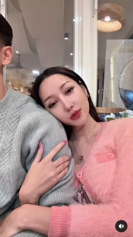 Lucinta Luna pamer gandengan baru Oppa © Instagram Lucinta Luna pamer gandengan baru Oppa © Instagram