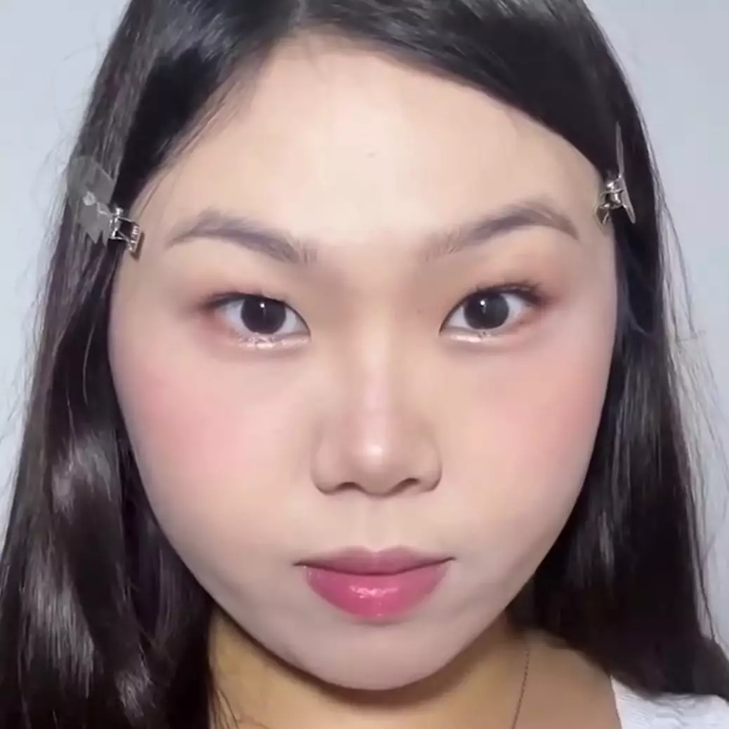 Bukan ditarik dengan isolasi, begini trik bikin face lifting saat makeup supaya wajah lebih kencang