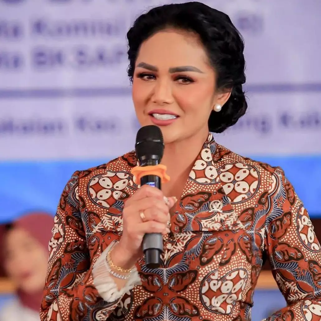 Ajak anak cucu liburan keliling Jakarta naik transportasi umum, gaya elegan Krisdayanti jadi sorotan