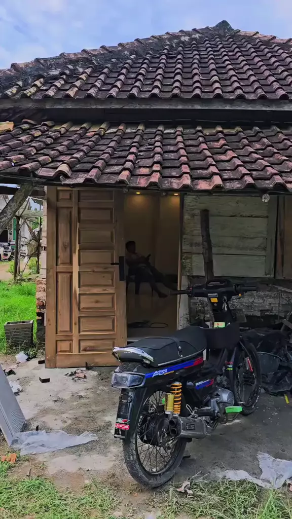 rumah luar gubuk dalam sultan  © 2025 TikTok