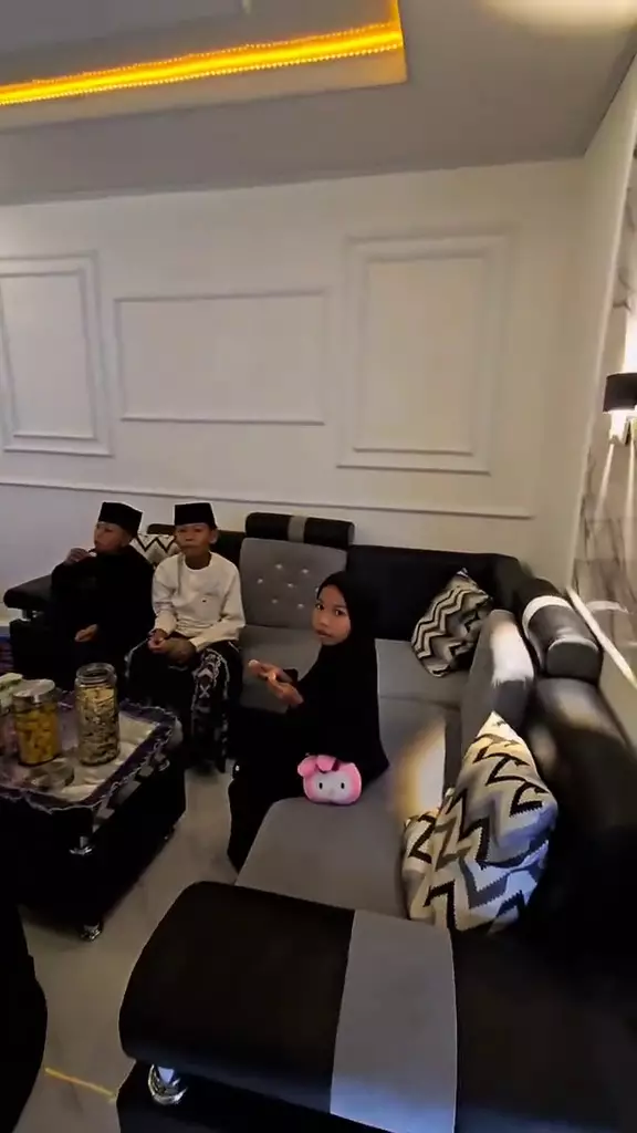 rumah luar gubuk dalam sultan  © 2025 TikTok