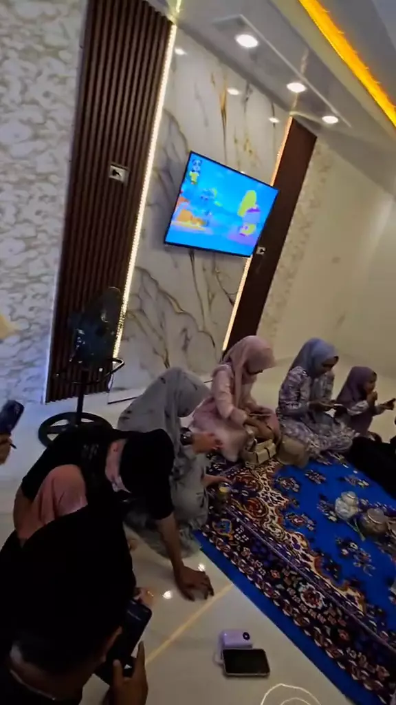 rumah luar gubuk dalam sultan  © 2025 TikTok