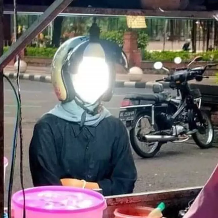 15 Potret kebetulan di jalan raya ini bikin mata kamu sulit berkedip, momennya pas banget