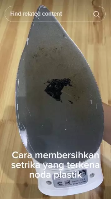 Bersihkan noda plastik yang lengket pada setrika © TikTok Bersihkan noda plastik yang lengket pada setrika © TikTok