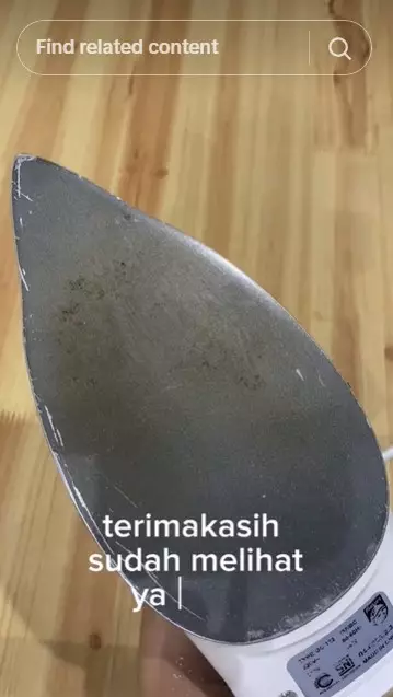 Bersihkan noda plastik yang lengket pada setrika © TikTok Bersihkan noda plastik yang lengket pada setrika © TikTok