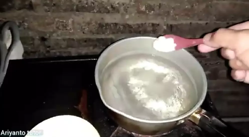 Trik mudah bersihkan kerak tebal di pantat wajan, cuma pakai tambahan 1 bumbu masakan berbagai sumber