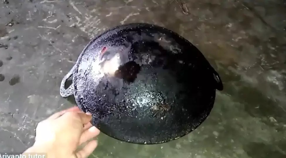 Trik mudah bersihkan kerak tebal di pantat wajan, cuma pakai tambahan 1 bumbu masakan berbagai sumber