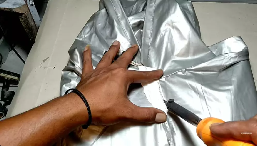 Trik mudah memperbaiki jas hujan robek tanpa perlu dijahit, cuma modal 1 alat sederhana berbagai sumber