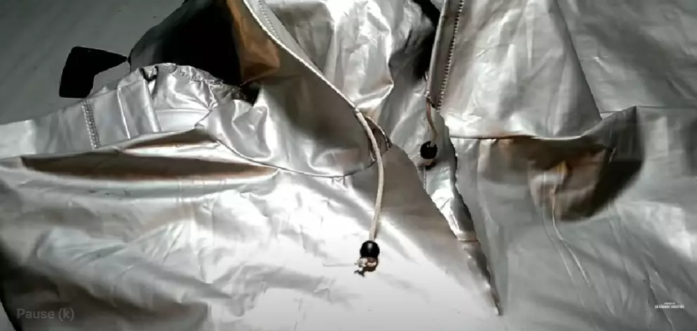 Trik mudah memperbaiki jas hujan robek tanpa perlu dijahit, cuma modal 1 alat sederhana berbagai sumber