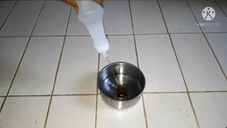 Tanpa diampelas, trik bapak-bapak hilangkan noda karat © YouTube