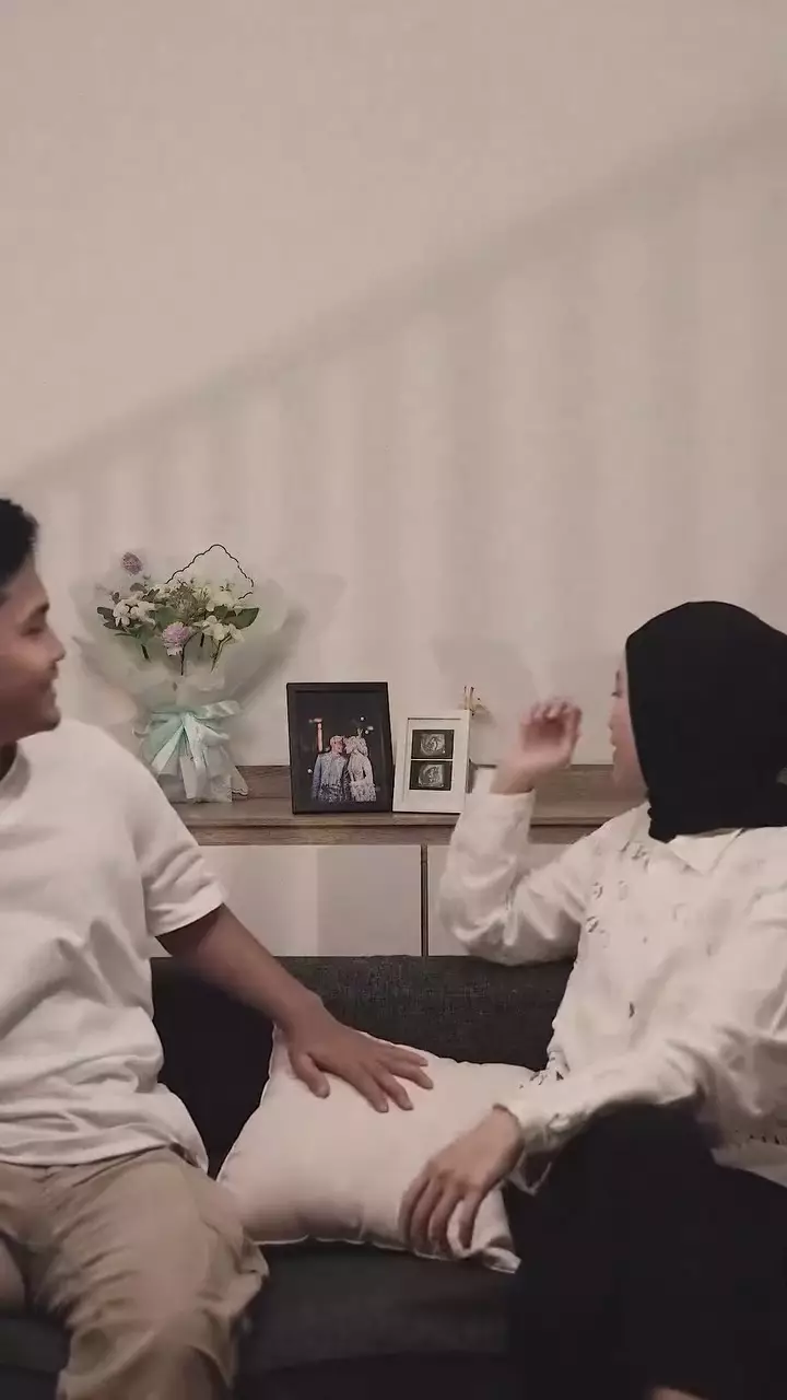 istri bintang emon hamil anak pertama  © 2025 Instagram