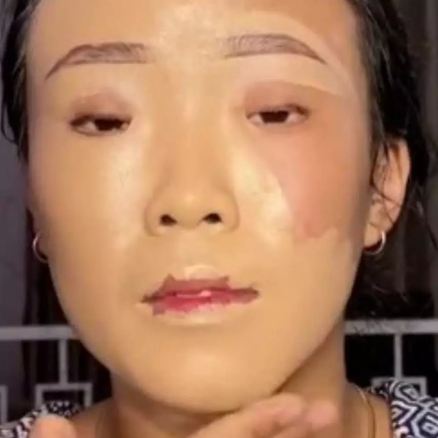 Mahasiswa bermata sayu ini jadi flawless saat wisuda usai dirias MUA, hasil makeupnya bikin makin pede