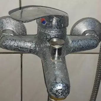 Bukan pakai sitrun, ini trik bersihkan keran kamar mandi jadi kinclong cuma tambah 1 bahan masak