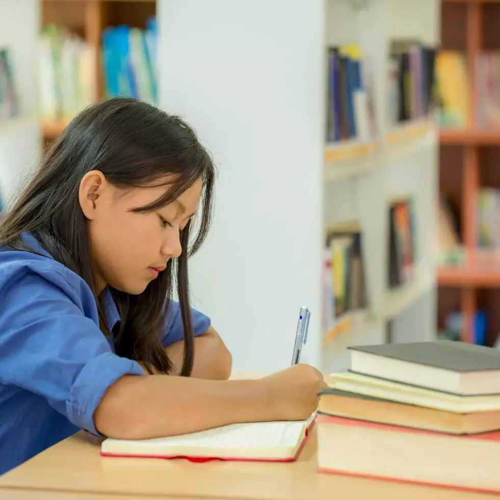 10 Contoh discussion text bahasa Inggris berbagai topik dan terjemahannya, lengkap dengan strukturnya