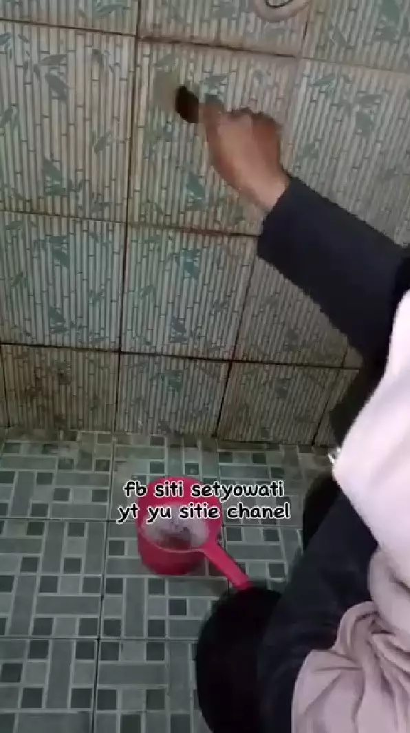 bersihkan noda di dinding keramik kamar mandi © YouTube bersihkan noda di dinding keramik kamar mandi © YouTube