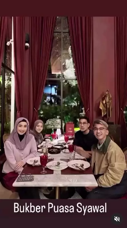 Ruben Onsu jadi imam salat Desy Ratnasari © berbagai sumber