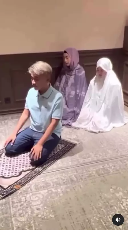 Ruben Onsu jadi imam salat Desy Ratnasari © berbagai sumber