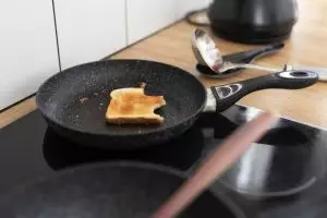 Kelihatan sepele, tapi ini cara tepat simpan wajan antilengket supaya awet