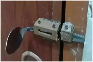 Bukan diganjal paku, ini trik atasi slot kunci pintu kamar mandi rusak pakai tambahan 1 bahan perekat