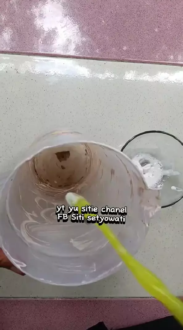 bersihkan teko plastik buluk jadi kinclong © TikTok