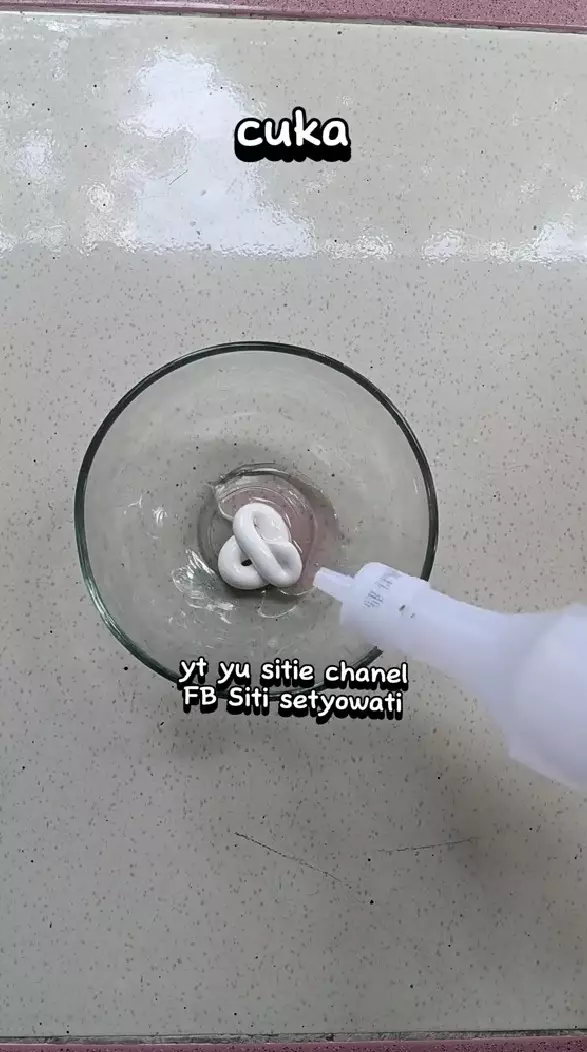 bersihkan teko plastik buluk jadi kinclong © TikTok