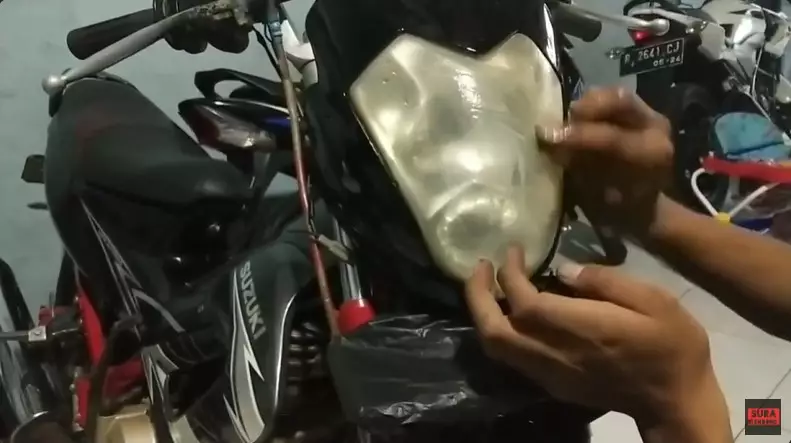 Trik bapak-bapak bersihkan kaca lampu motor kuning © YouTube