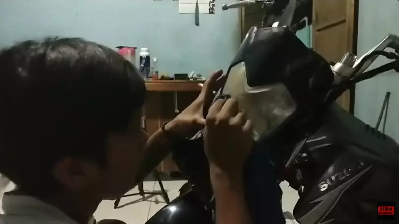 Trik bapak-bapak bersihkan kaca lampu motor kuning © YouTube