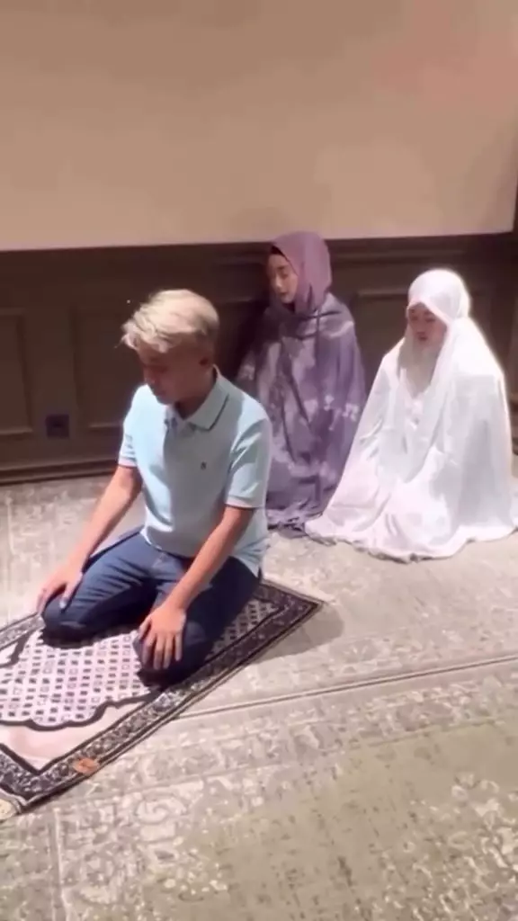 kedekatan ruben onsu dan desy ratnasari © 2025 brilio.net