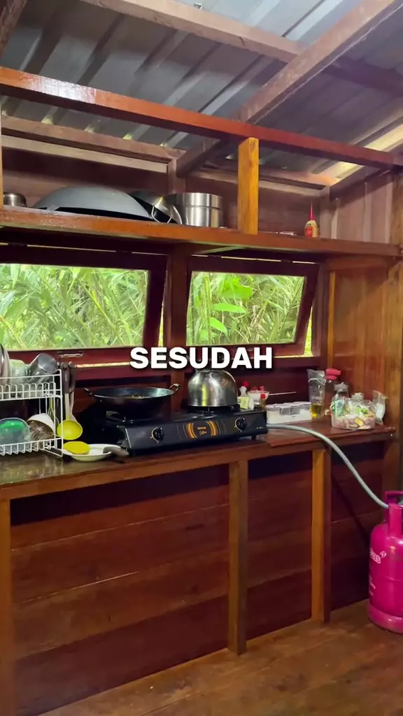 makeover dapur kayu jadi tempat masak di vila  © 2025 TikTok