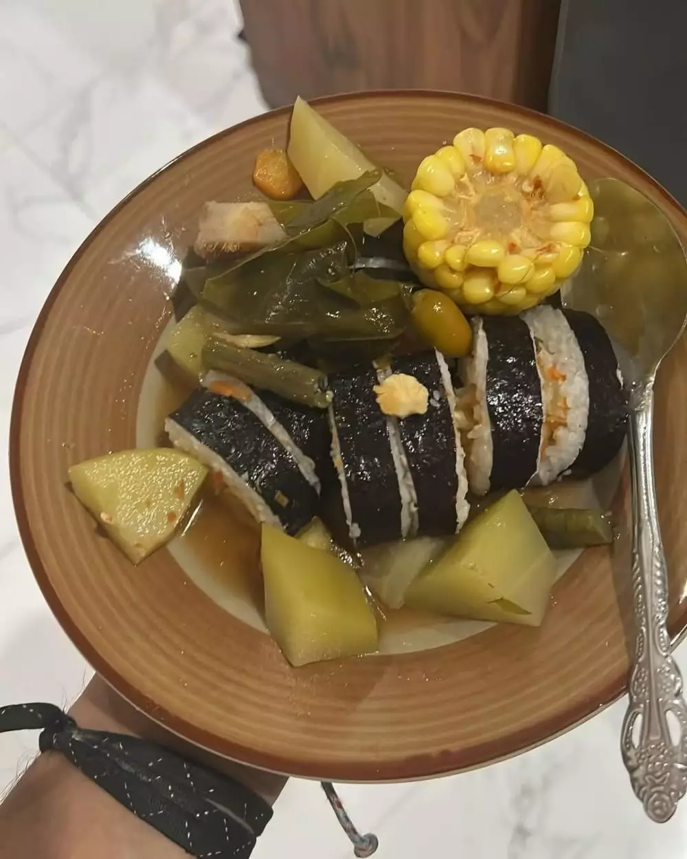 potret lucu makan kimbap © 2025 berbagai sumber