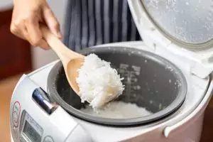 Nasi cepat kuning di rice cooker? Cegah mulai sekarang dengan 5 langkah ini