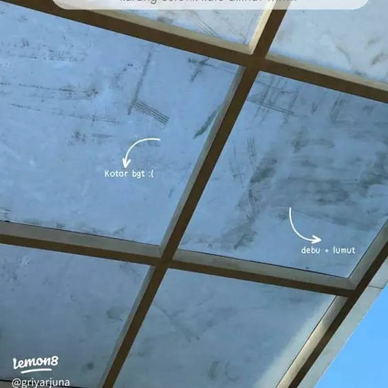 Atap teras jadi terang lagi, begini cara bersihkan kanopi kaca dekil cuma pakai 1 bahan pembersih