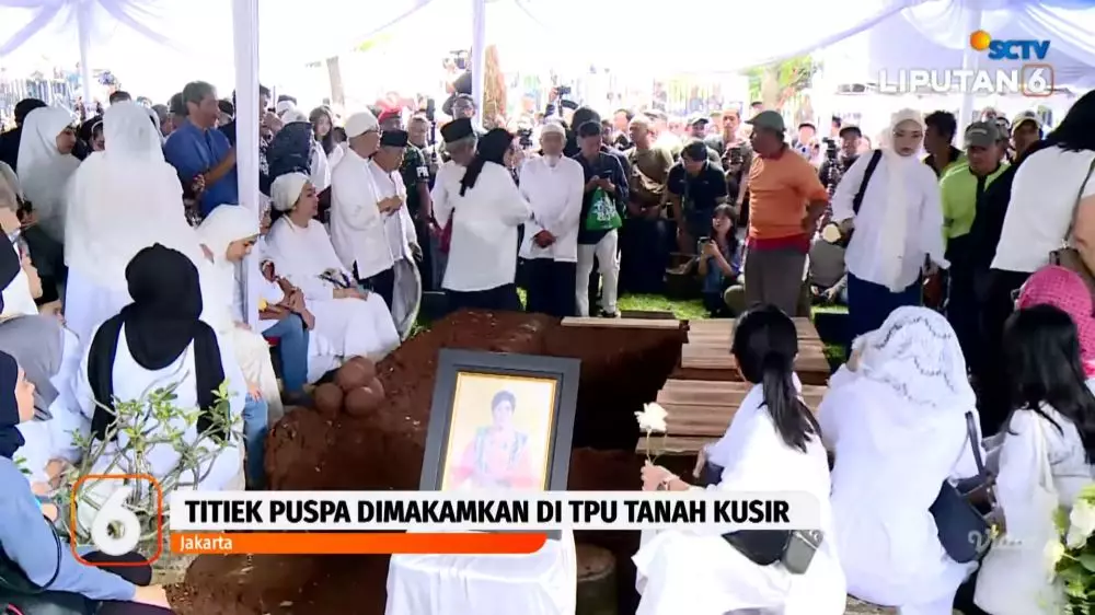 momen prosesi pemakaman titiek puspa © 2025 YouTube