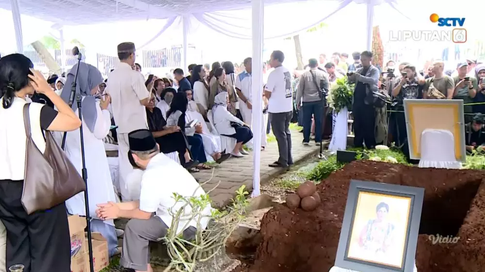 momen prosesi pemakaman titiek puspa © 2025 YouTube