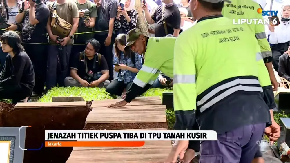 momen prosesi pemakaman titiek puspa © 2025 YouTube