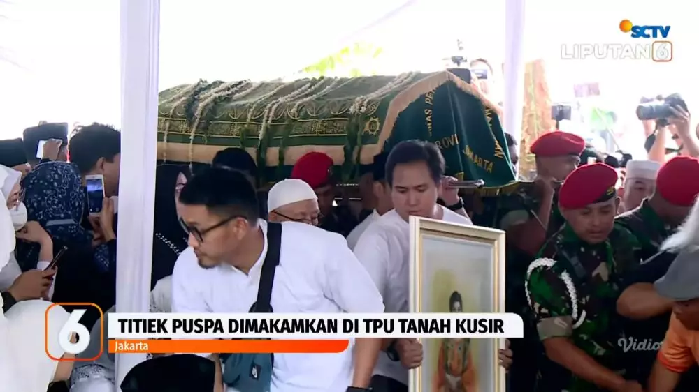 momen prosesi pemakaman titiek puspa © 2025 YouTube