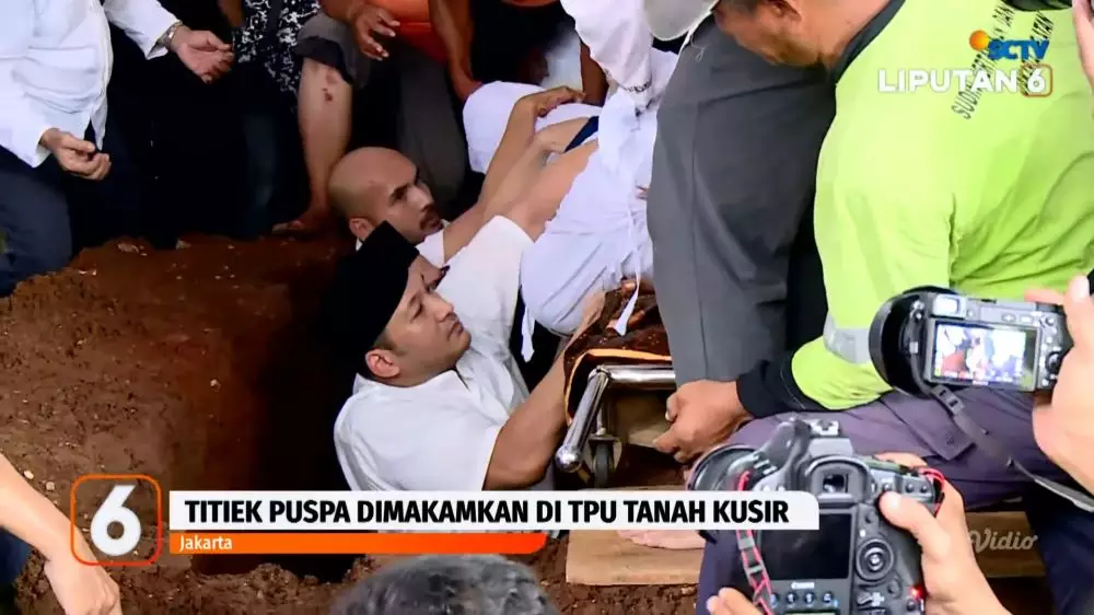 momen prosesi pemakaman titiek puspa © 2025 YouTube