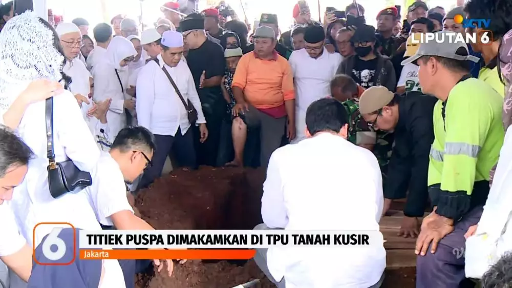 momen prosesi pemakaman titiek puspa © 2025 YouTube