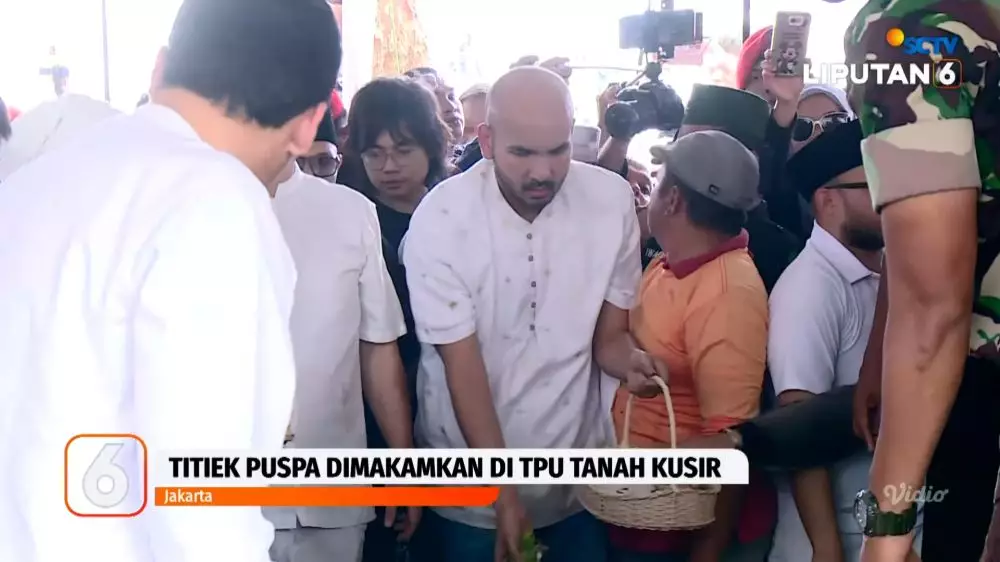 momen prosesi pemakaman titiek puspa © 2025 YouTube