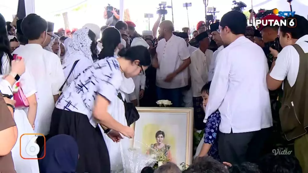 momen prosesi pemakaman titiek puspa © 2025 YouTube