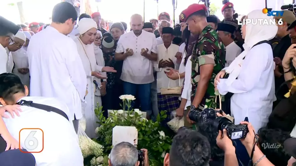 momen prosesi pemakaman titiek puspa © 2025 YouTube
