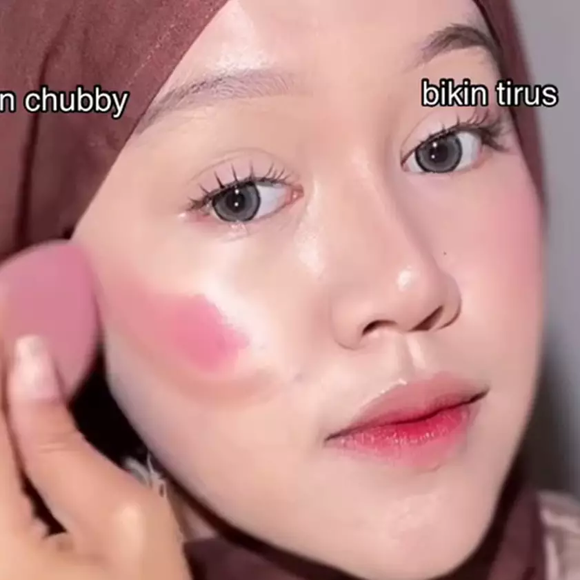 Cara aplikasikan blush on dan contour ini bisa bikin pipi jadi lebih chubby, ini trik mengatasinya
