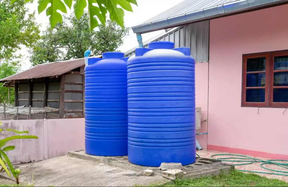 bersihkan toren air yang berlumut © 2025 berbagai sumber