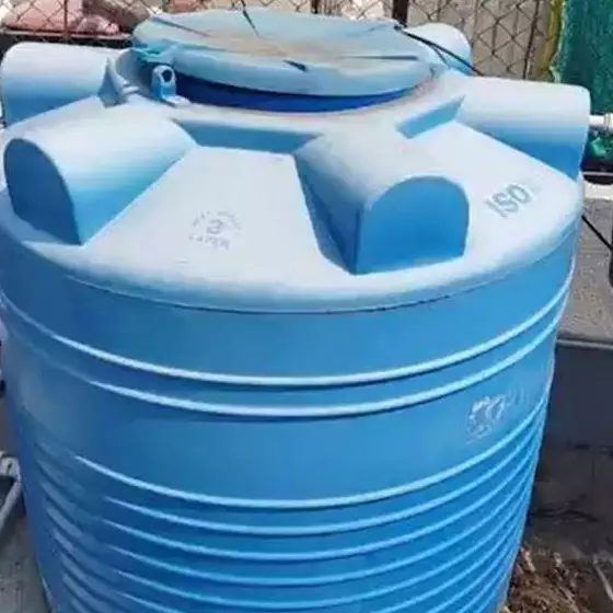 Tak perlu disikat sampai ke dalam, ini trik mudah bersihkan toren air berlumut pakai 1 bahan kue