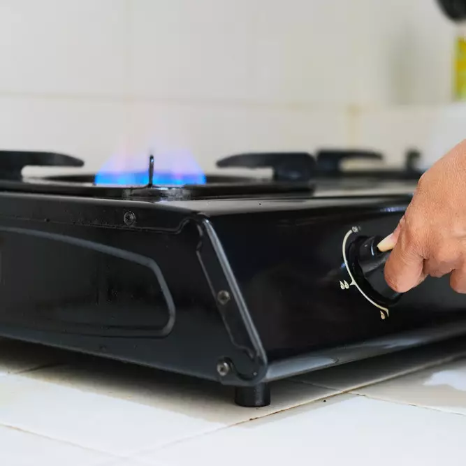 Terungkap! 5 Kebiasaan sepele masak harian bikin kompor makin susah dibersihin dan cara mengatasi