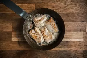 Trik menggoreng ikan tanpa lengket dan meletup yang masih relevan sampai sekarang