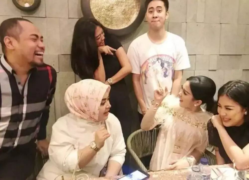 Bocah foto bareng Titiek Puspa jadi sosialita © Instagram Bocah foto bareng Titiek Puspa jadi sosialita © Instagram