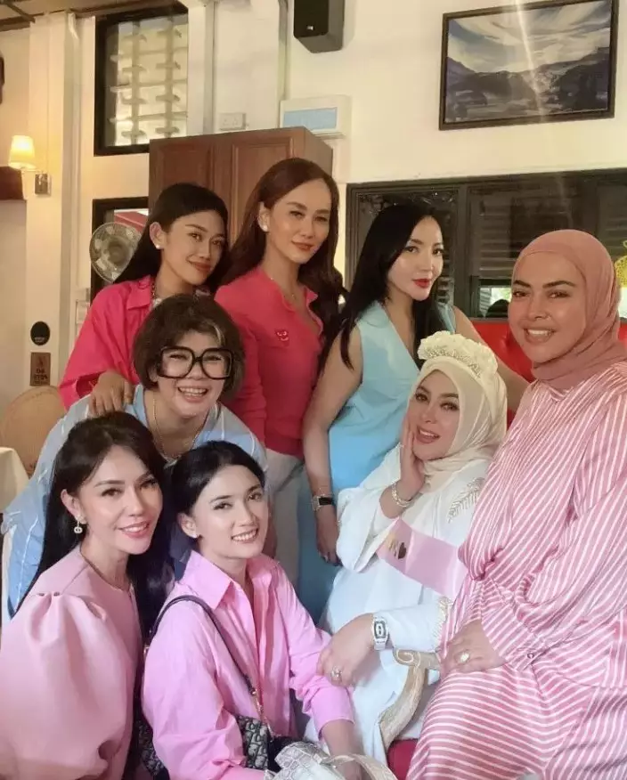 Bocah foto bareng Titiek Puspa jadi sosialita © Instagram Bocah foto bareng Titiek Puspa jadi sosialita © Instagram
