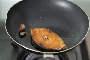 Wajan bekas goreng ikan bau? Mulai sekarang coba hack membersihkannya tanpa cuci berkali-kali